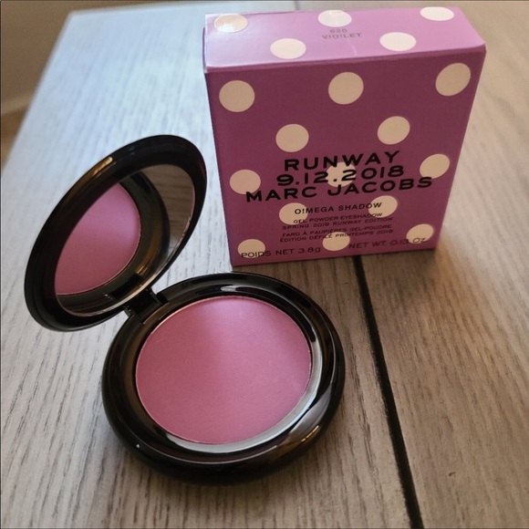 Marc Jacobs RUNWAY EYESHADOW IN 620 VIOLET LIMITED EDITION, DISCONTINUED - Picture 3 of 3